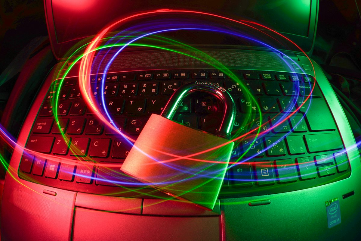 Geschützter Laptop mit Vorhängeschloss