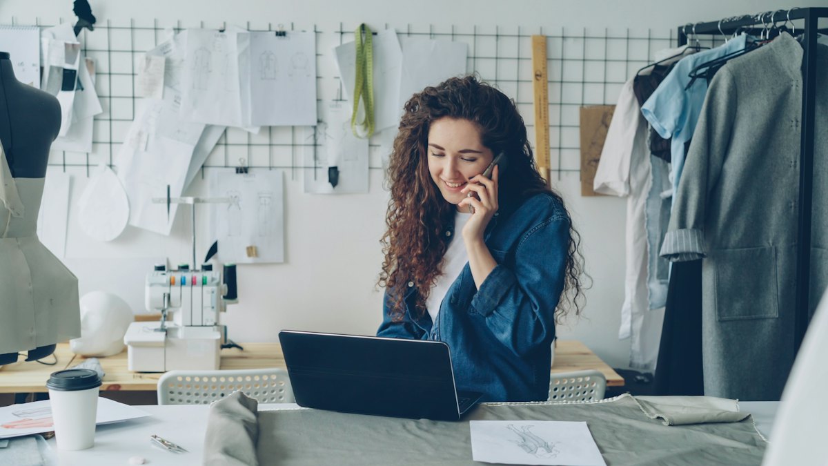 Unternehmerin im eigenen Atelier am Laptop