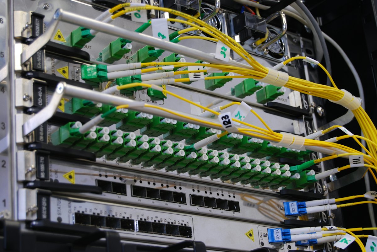 Netzwerk-Switch mit Glasfaserkabeln im Serverrack