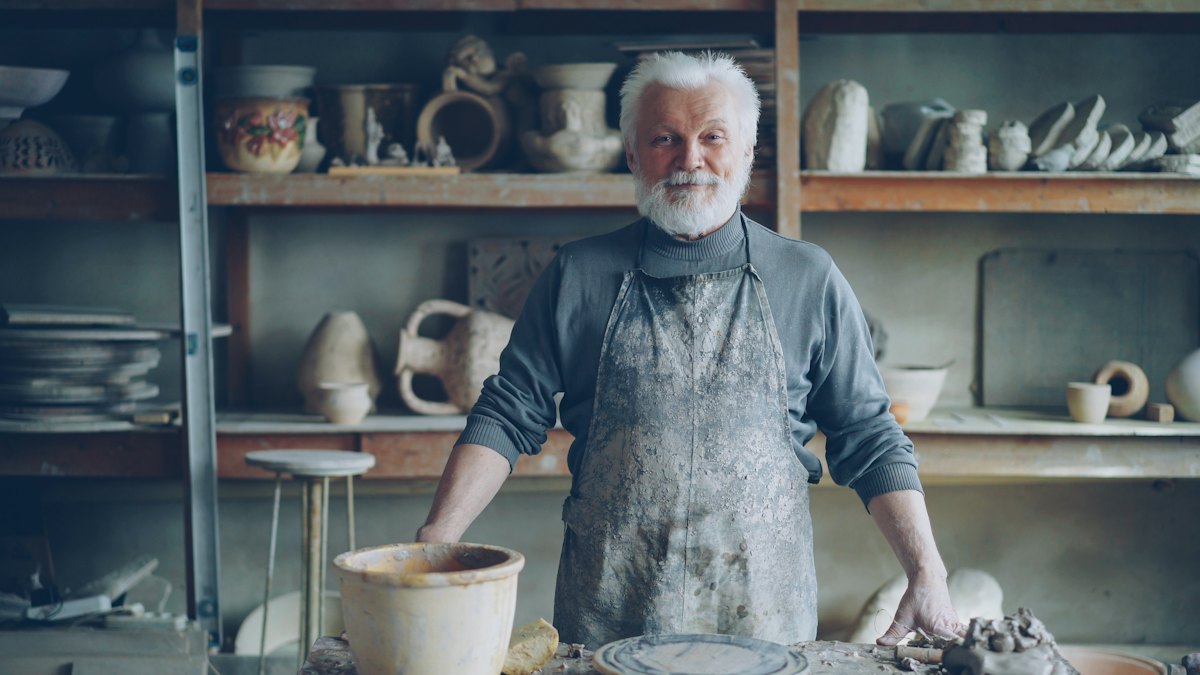 Handwerker in seiner Werkstatt