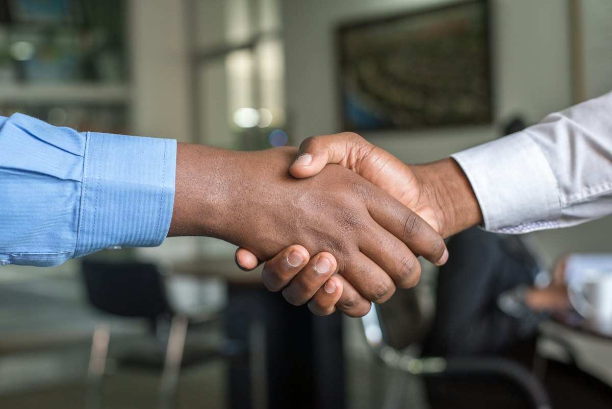 Handschlag zwischen Geschäftspartnern