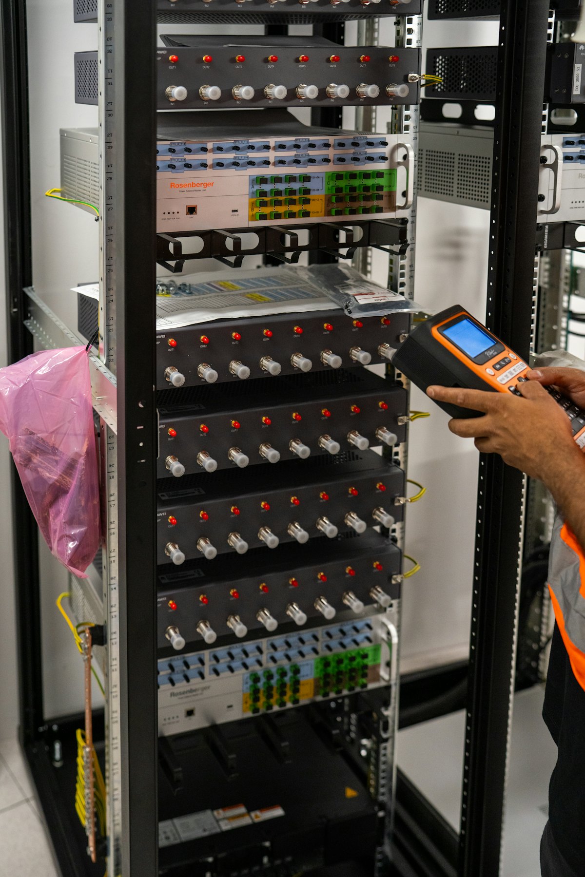 Techniker arbeitet am Serverrack