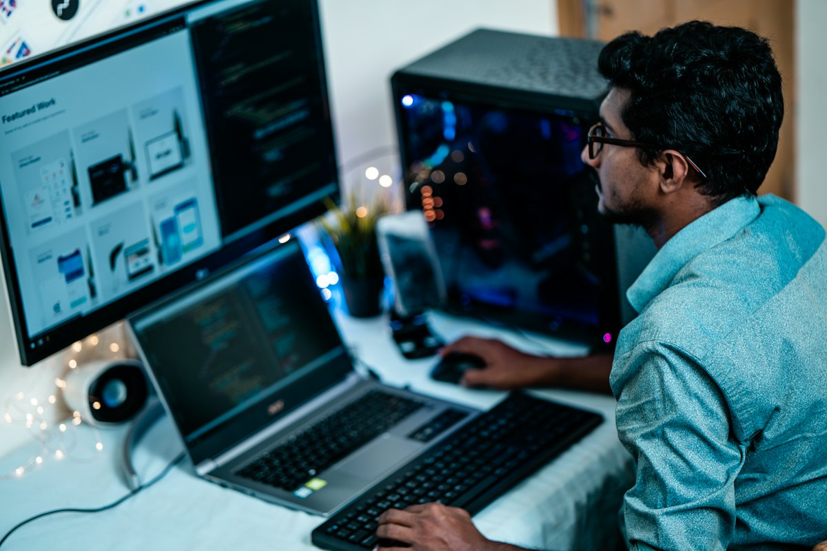 Techniker am Computer-Arbeitsplatz